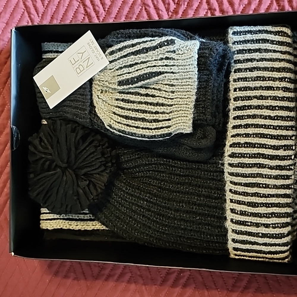 Hat, glove and scarf set